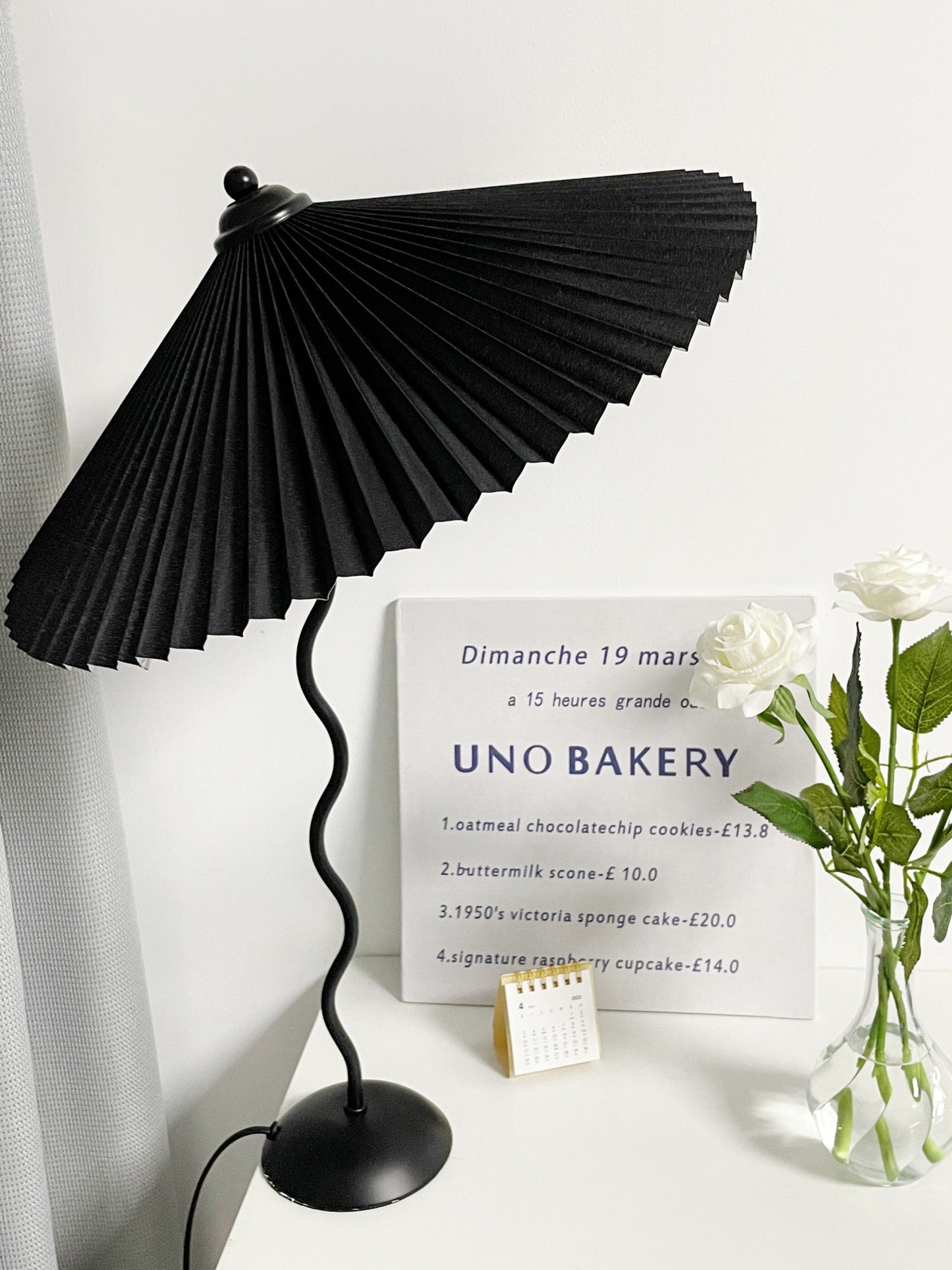 Squiggle Design Table Lamp – E14 Socket, LED Compatible, Fabric Shade & Metal, Artistic Wave Profile, Ø43 cm