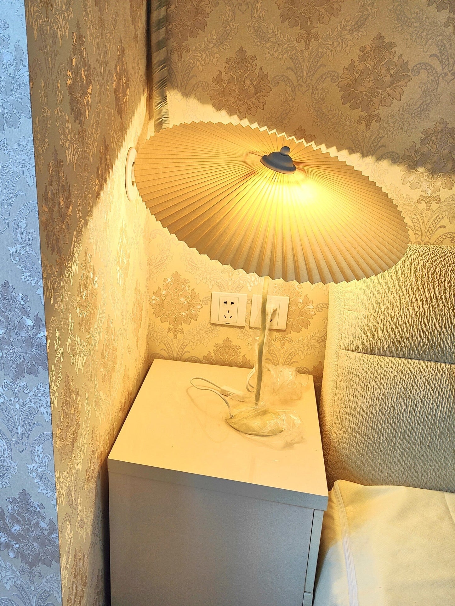 Squiggle Design-Tischlampe – E14-Fassung, LED-kompatibel, Stoffschirm & Metall, künstlerisches Wellenprofil, Ø43 cm