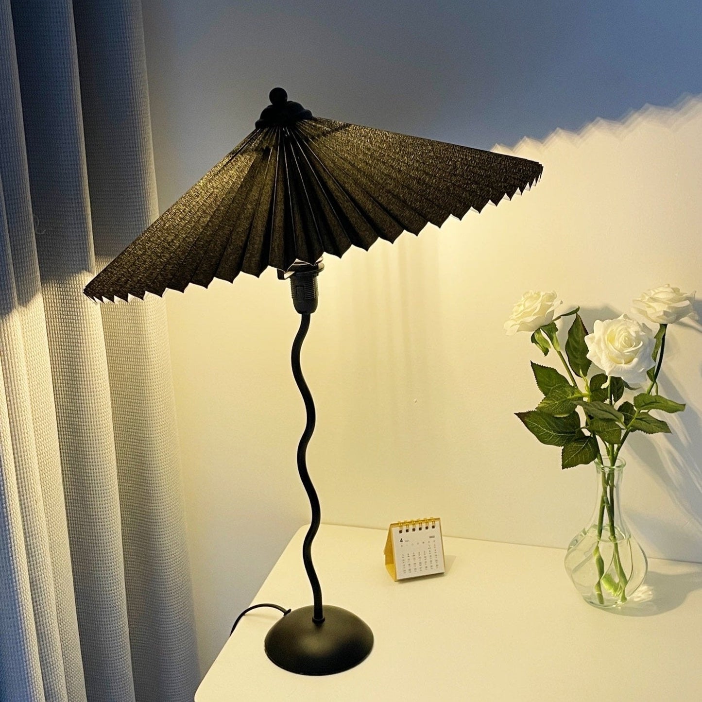 Squiggle Design Table Lamp – E14 Socket, LED Compatible, Fabric Shade & Metal, Artistic Wave Profile, Ø43 cm