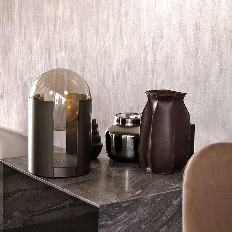 Moderne Stehlampe im futuristischen Design – Elegante LED-Säulenleuchte mit Glaskugel für Wohnzimmer & Büro