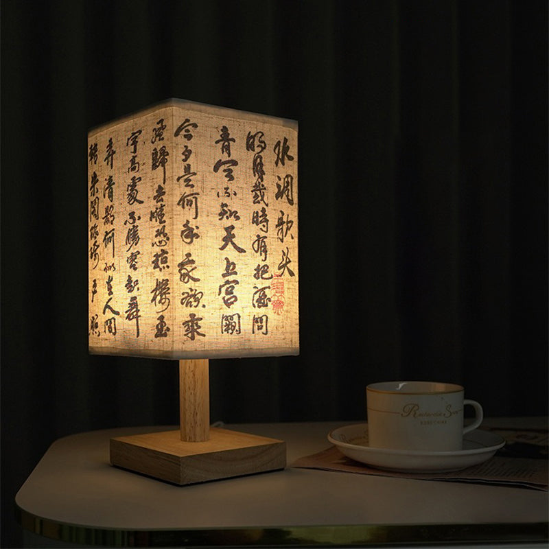 LED Tischlampe im quadratischen Design – Holzbasis mit japanischem Muster