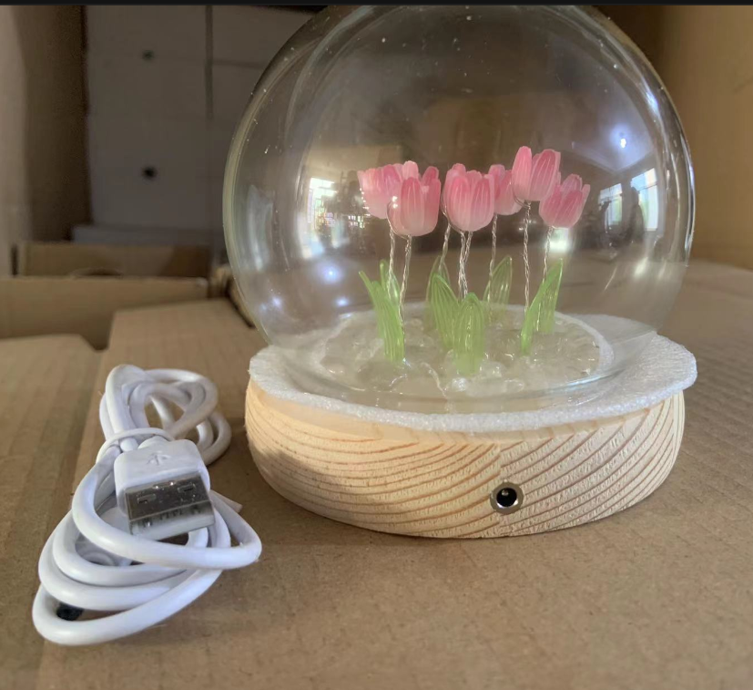 LED Blumentischlampe unter Glaskuppel – Nachtlicht mit 3D-Tulpen für Schlafzimmer, Wohnzimmer & Geschenke