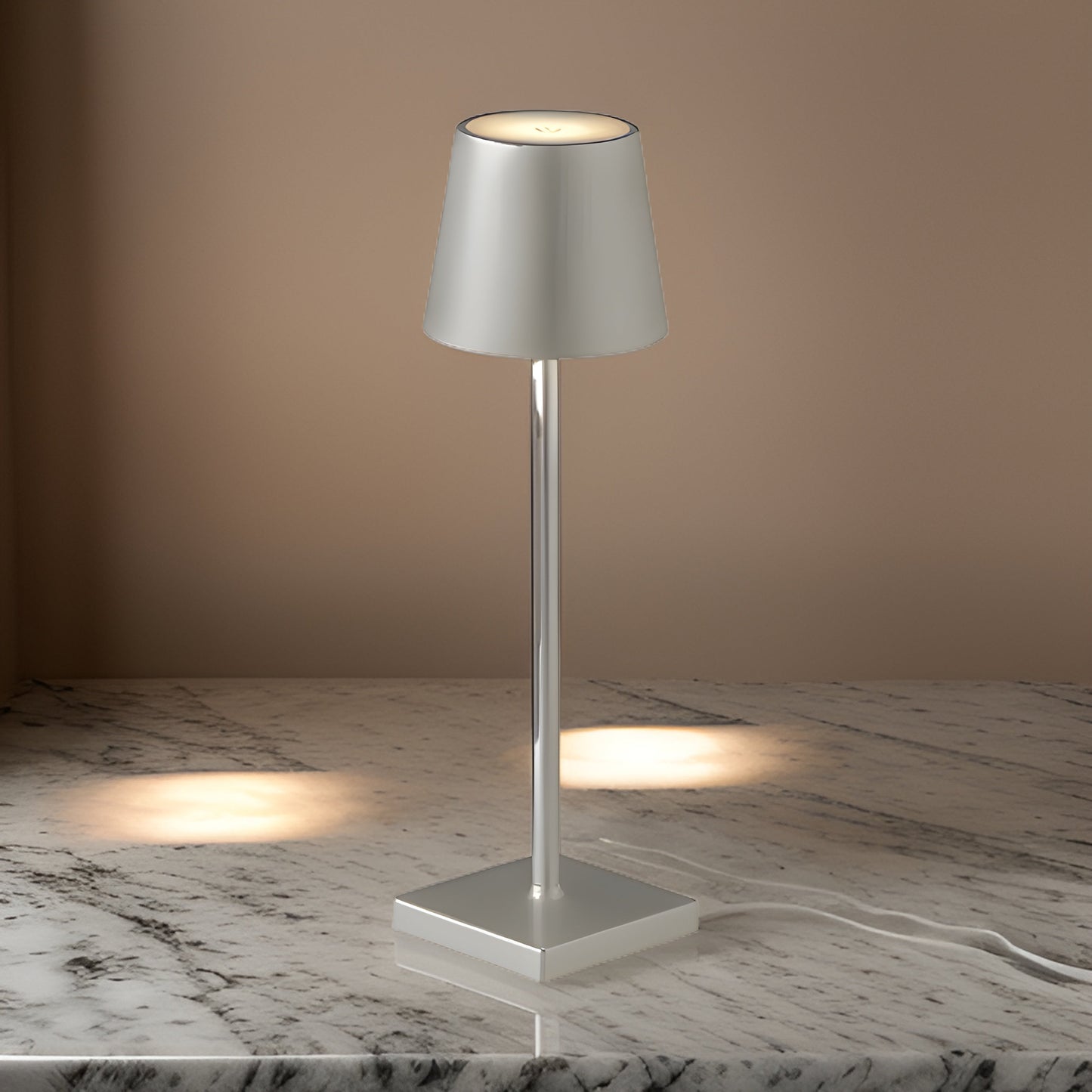 Nordia Light - Multifunktionale Kabelgebundene Aufladbare Tischlampe