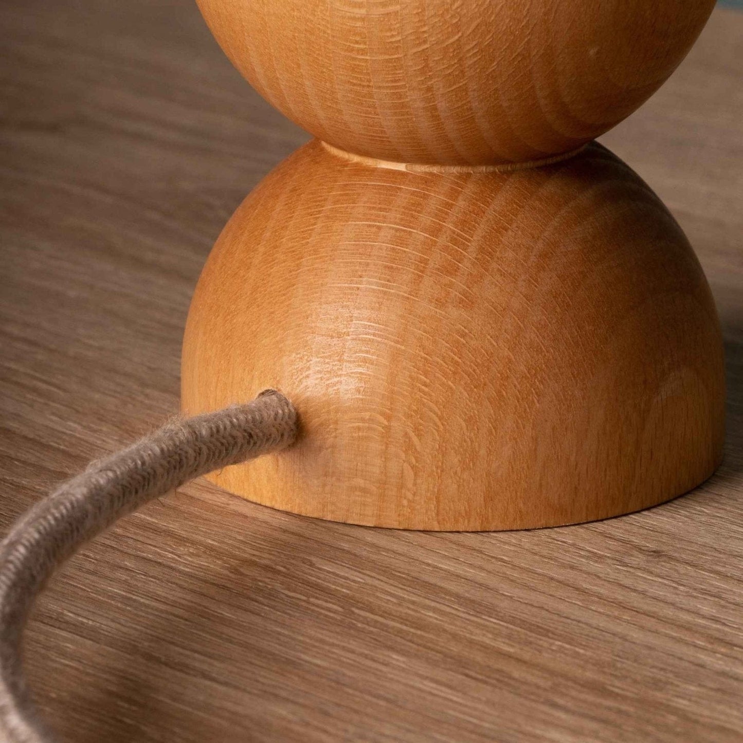 Holztischlampe mit Stoffschirm - Skandinavische Nachttischlampe im natürlichen Design, ideal für Schlafzimmer & Wohnzimmer Beleuchtung