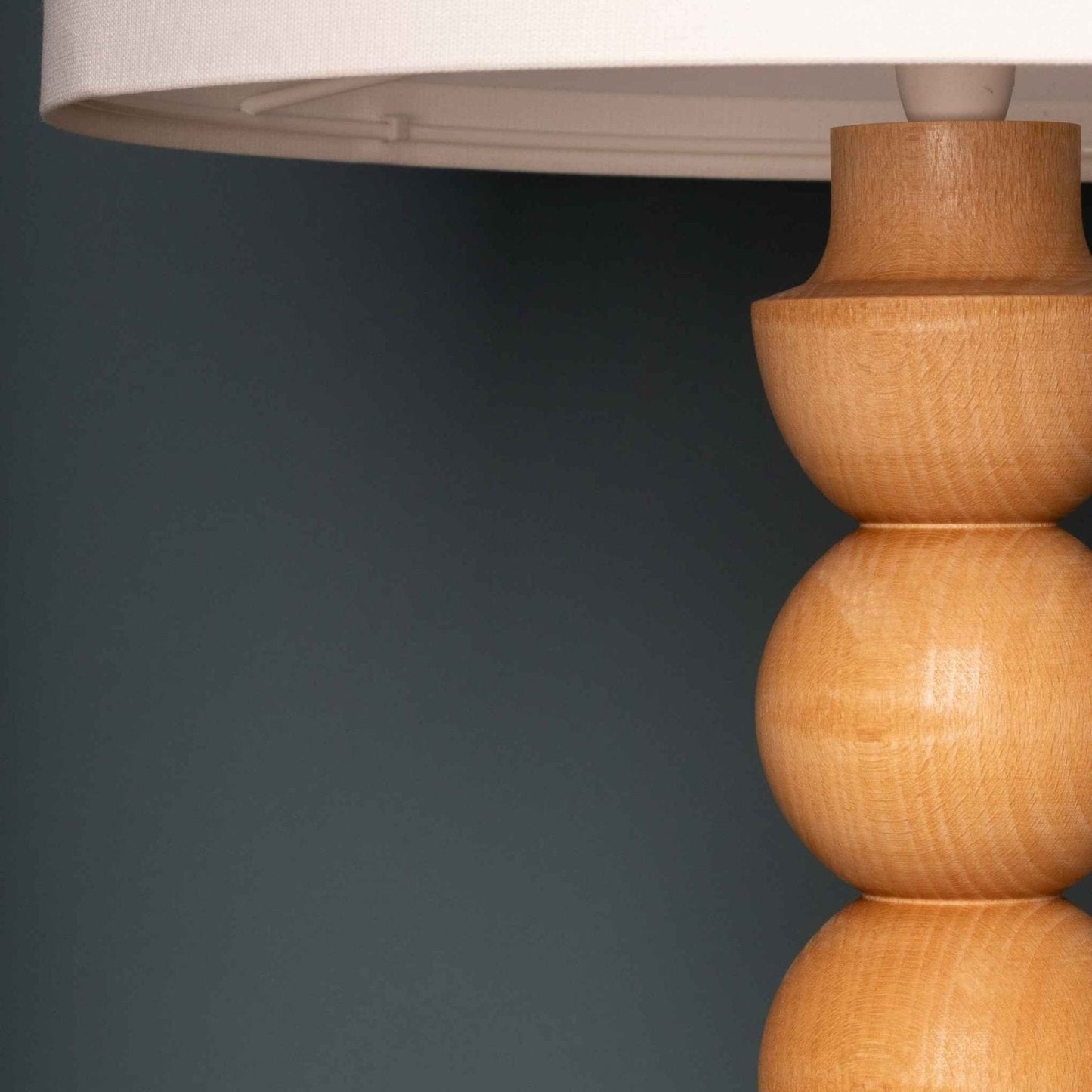 Holztischlampe mit Stoffschirm - Skandinavische Nachttischlampe im natürlichen Design, ideal für Schlafzimmer & Wohnzimmer Beleuchtung