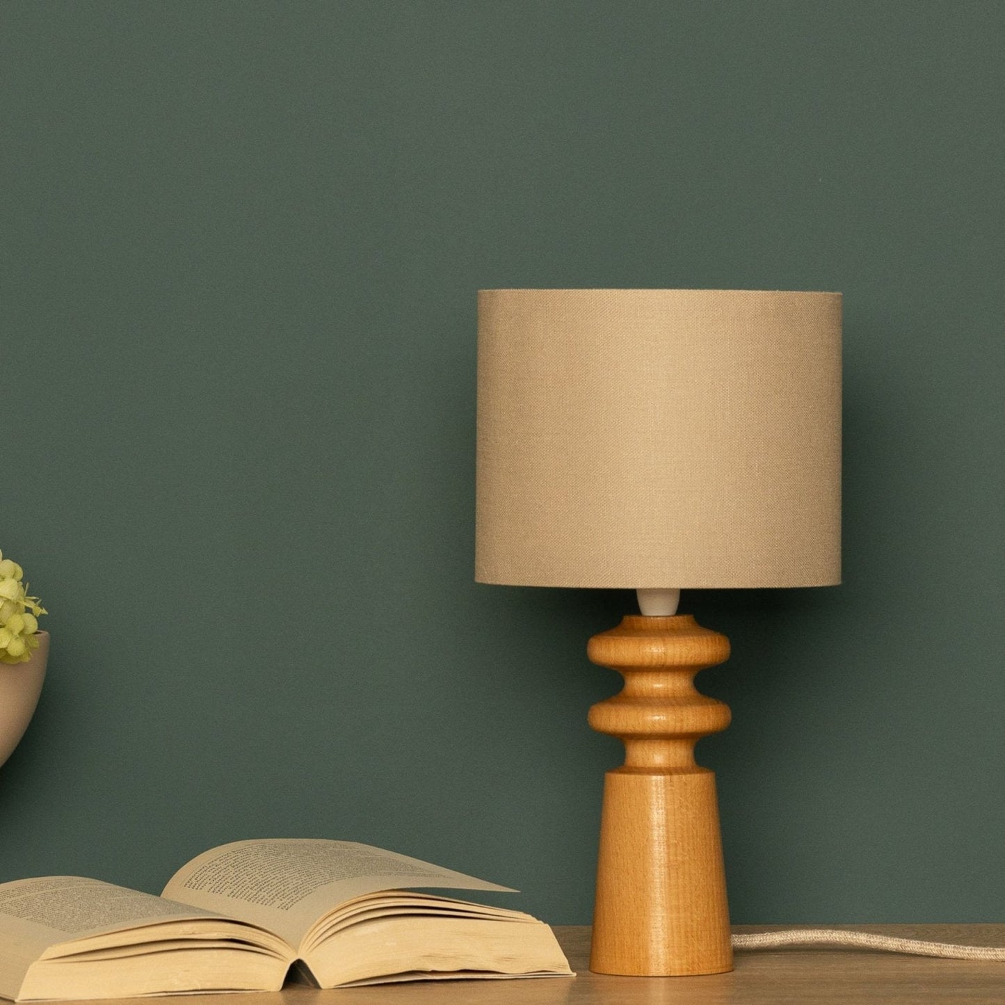 Skandinavische Tischlampe aus Holz - Minimalistische Nachttischlampe im Natur-Design mit Stoffschirm, ideal für Schlafzimmer & Wohnzimmer Beleuchtung