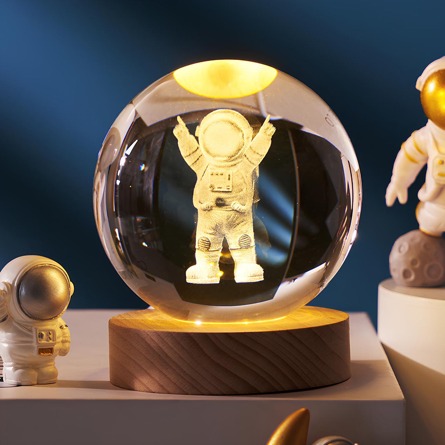 Kristallkugel LED Nachtlicht mit Mond & Astronaut – Magische Tischlampe fürs Schlafzimmer & Geschenke
