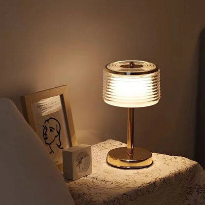 Elegante Tischlampe mit ringförmigem Kristallschirm und warmweißer Lichtauswahl – Dekorative Designerleuchte in Gold