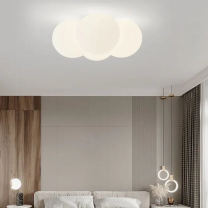 Deckenleuchte Wolkenform – Dreiflammige LED-Leuchte mit Opalglas für Schlafzimmer & Wohnzimmer