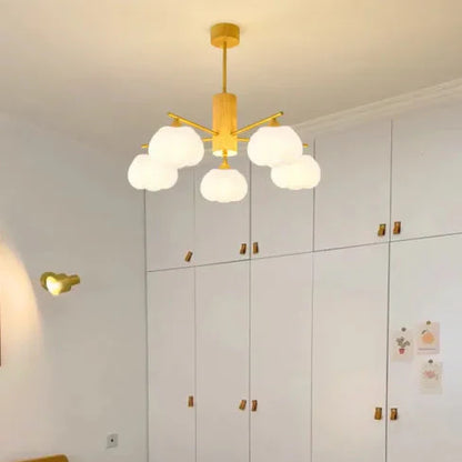 Deckenleuchte mit Blütenförmigen Lampenschirmen – Skandinavisches Design aus Holz und Milchglas