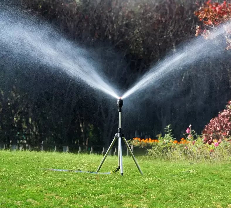 360° Gartenregner mit Stativ – Verstellbarer Sprinkler für effiziente Rasen- & Pflanzenbewässerung