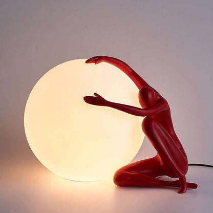 Künstlerische Tischlampe mit Skulptur – Moderne LED-Leuchte mit Figur & Kugellicht für Wohnzimmer & Schlafzimmer