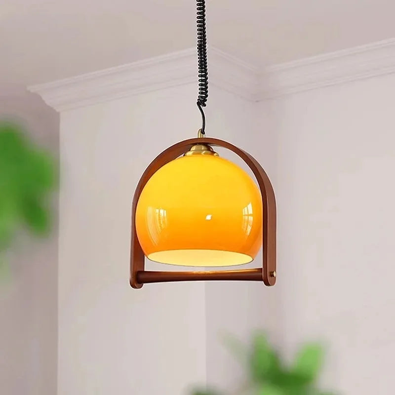 Retro Pendelleuchte im Mid-Century Stil – Holzrahmen & Bernsteinfarbener Glaslampenschirm für Esszimmer, Küche & Wohnzimmer