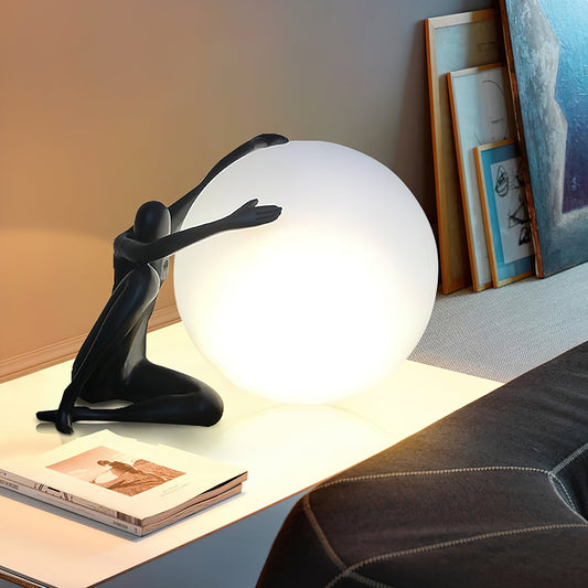 Künstlerische Tischlampe mit Skulptur – Moderne LED-Leuchte mit Figur & Kugellicht für Wohnzimmer & Schlafzimmer