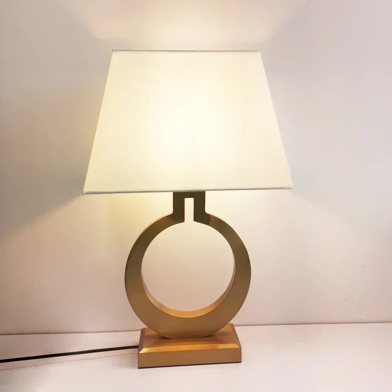 Luxuriöse Tischlampe aus Metall – Elegante Beleuchtung für Wohnzimmer und Schlafzimmer, Modernes Design