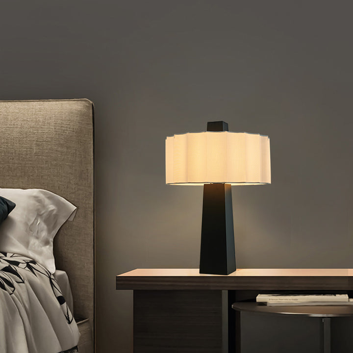 Moderne Nachttischlampe mit Skulptur-Fuß – Stoffschirm & geometrisches Design für Schlafzimmer, Wohnzimmer oder Büro