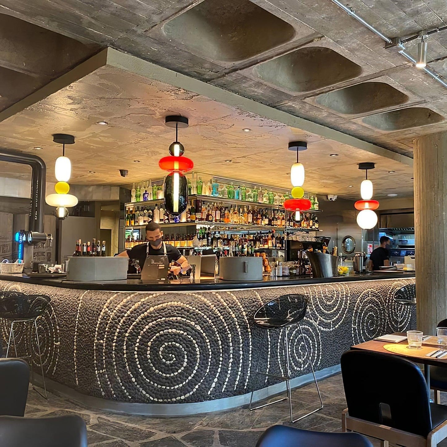 Pendelleuchte aus kandiertem Glas installation