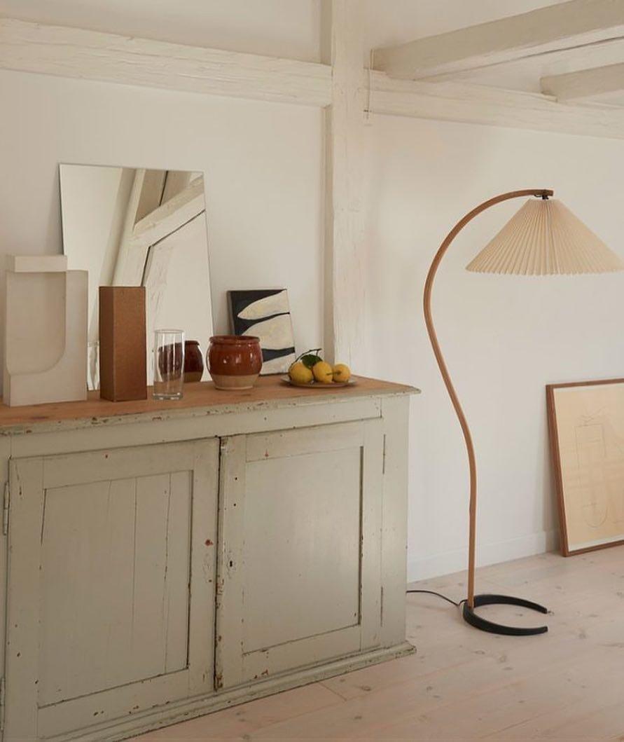 Retro Stehlampe mit geschwungenem Holzfuß & Falt-Lampenschirm – Design Stehleuchte für Wohnzimmer & Leseecke