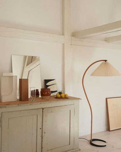 Retro Stehlampe mit geschwungenem Holzfuß & Falt-Lampenschirm – Design Stehleuchte für Wohnzimmer & Leseecke