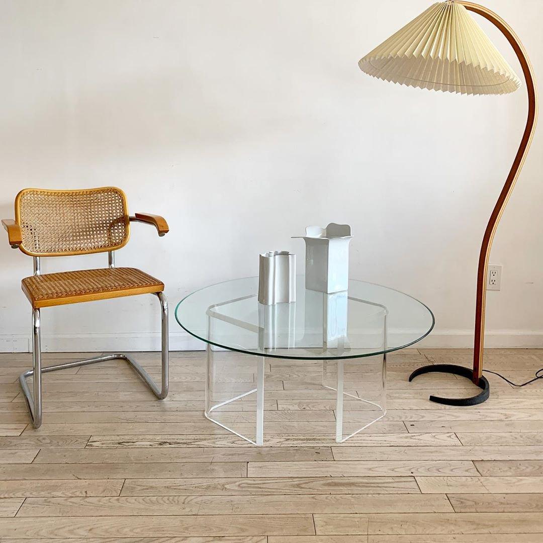 Retro Stehlampe mit geschwungenem Holzfuß & Falt-Lampenschirm – Design Stehleuchte für Wohnzimmer & Leseecke