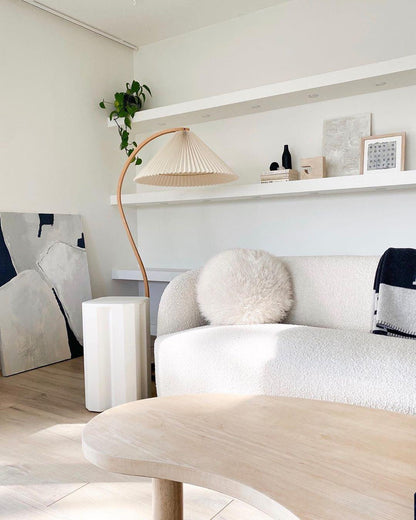 Retro Stehlampe mit geschwungenem Holzfuß & Falt-Lampenschirm – Design Stehleuchte für Wohnzimmer & Leseecke