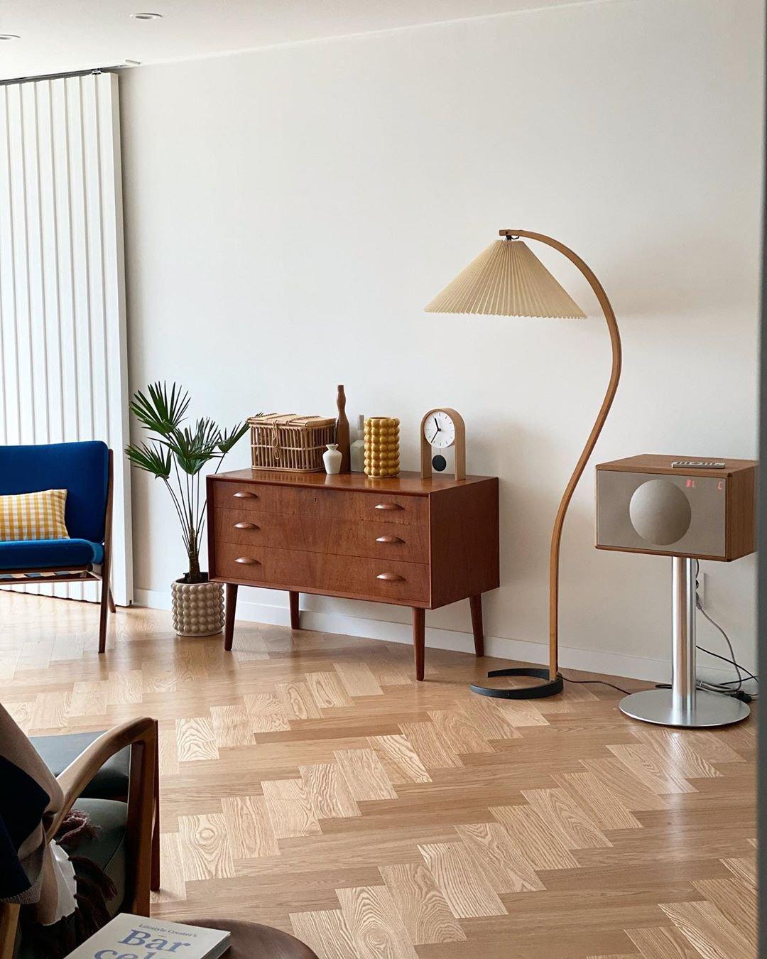 Retro Stehlampe mit geschwungenem Holzfuß & Falt-Lampenschirm – Design Stehleuchte für Wohnzimmer & Leseecke