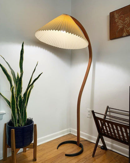 Retro Stehlampe mit geschwungenem Holzfuß & Falt-Lampenschirm – Design Stehleuchte für Wohnzimmer & Leseecke