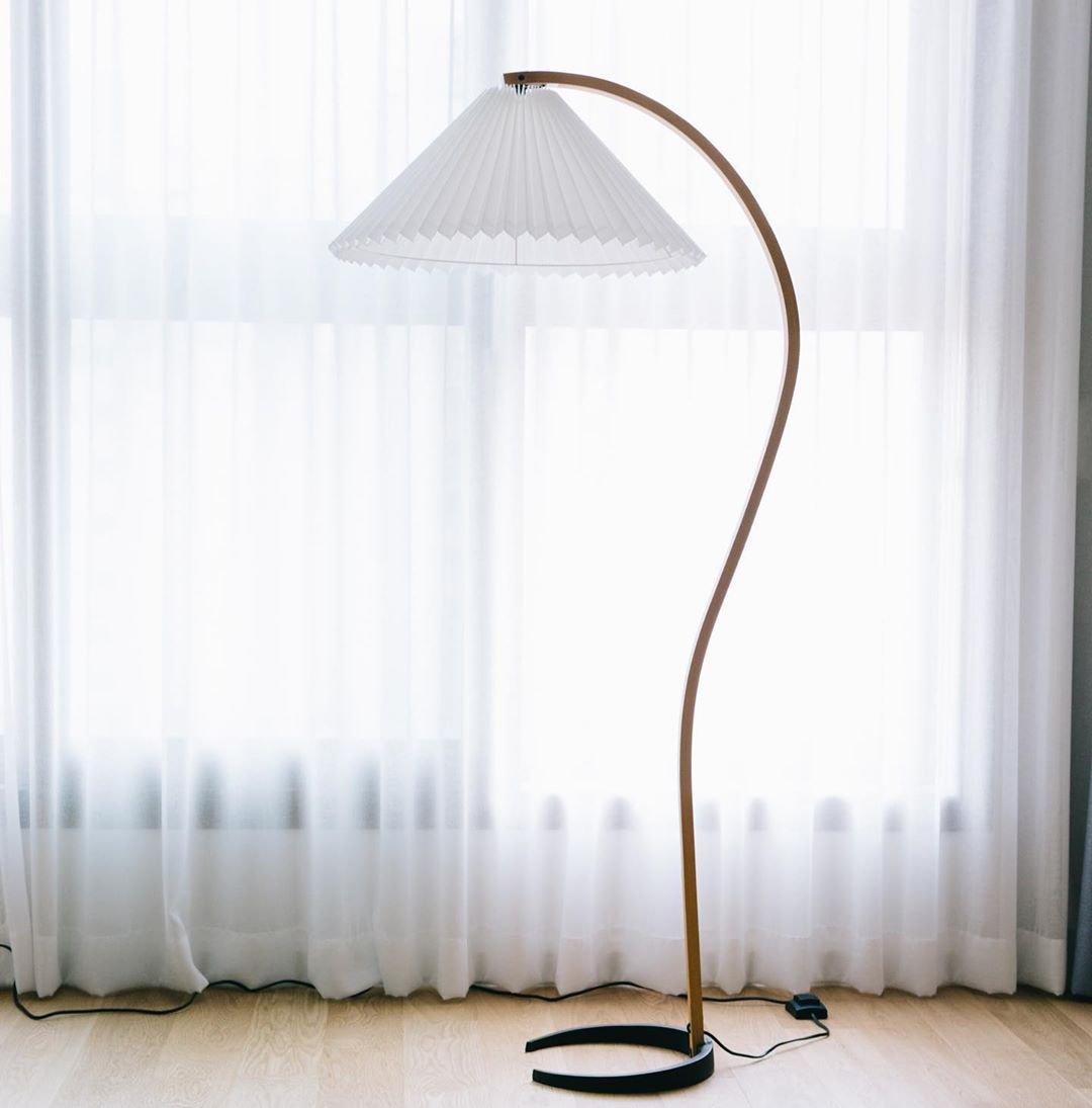 Retro Stehlampe mit geschwungenem Holzfuß & Falt-Lampenschirm – Design Stehleuchte für Wohnzimmer & Leseecke