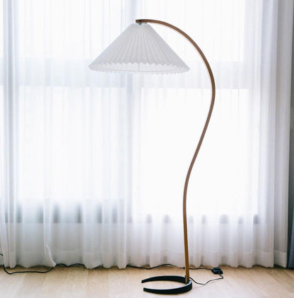 Retro Stehlampe mit geschwungenem Holzfuß & Falt-Lampenschirm – Design Stehleuchte für Wohnzimmer & Leseecke