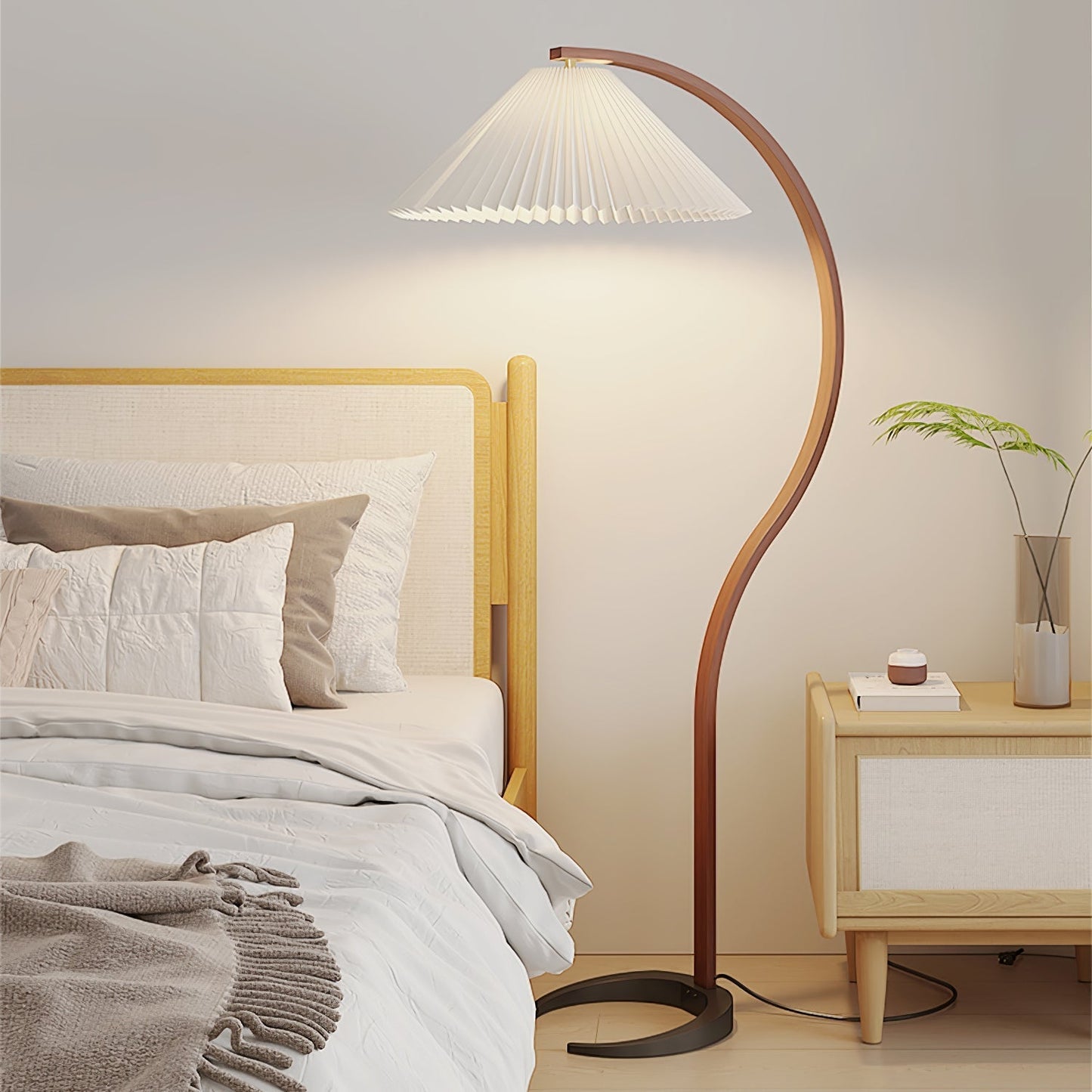 Retro Stehlampe mit geschwungenem Holzfuß & Falt-Lampenschirm – Design Stehleuchte für Wohnzimmer & Leseecke