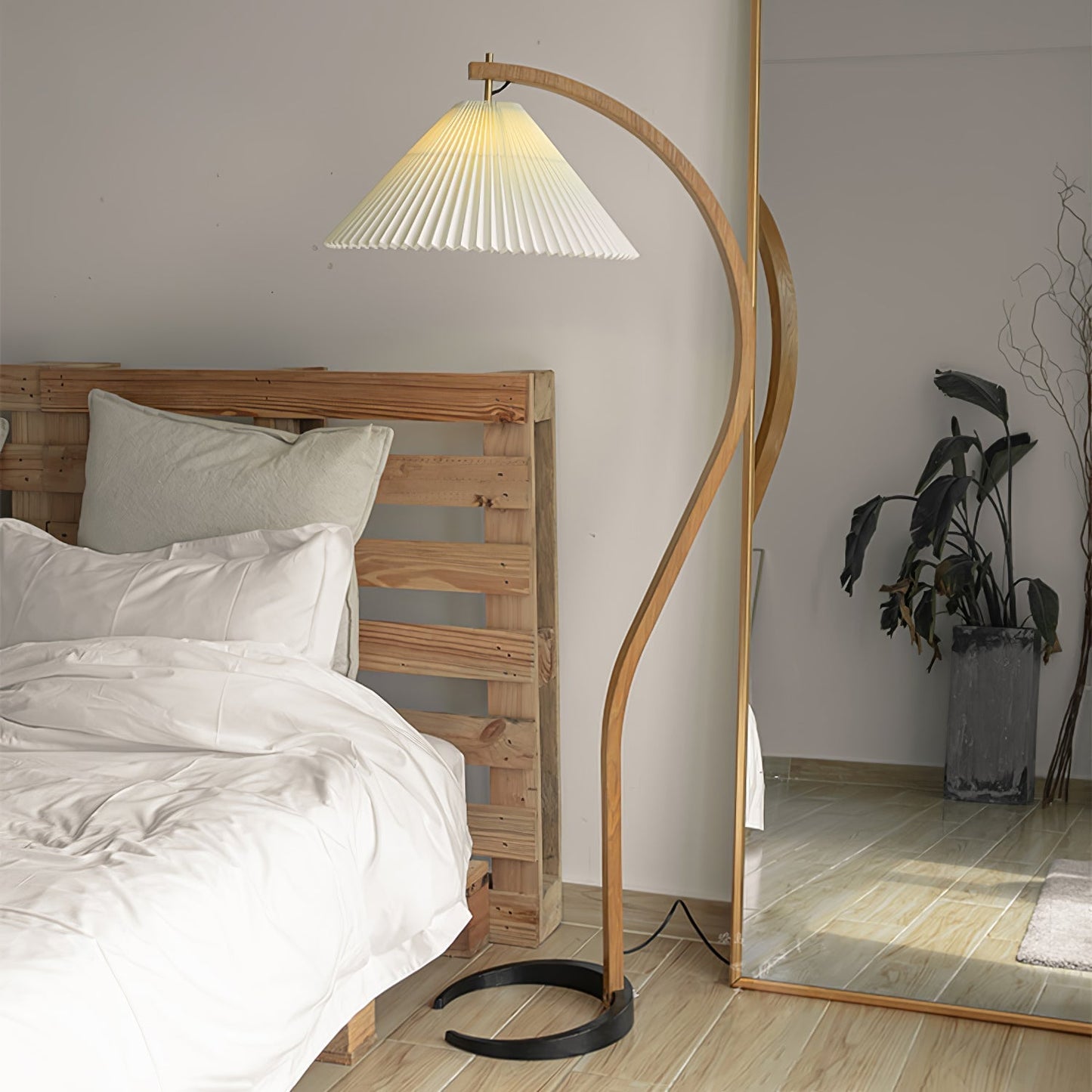 Retro Stehlampe mit geschwungenem Holzfuß & Falt-Lampenschirm – Design Stehleuchte für Wohnzimmer & Leseecke
