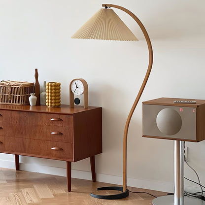Retro Stehlampe mit geschwungenem Holzfuß & Falt-Lampenschirm – Design Stehleuchte für Wohnzimmer & Leseecke