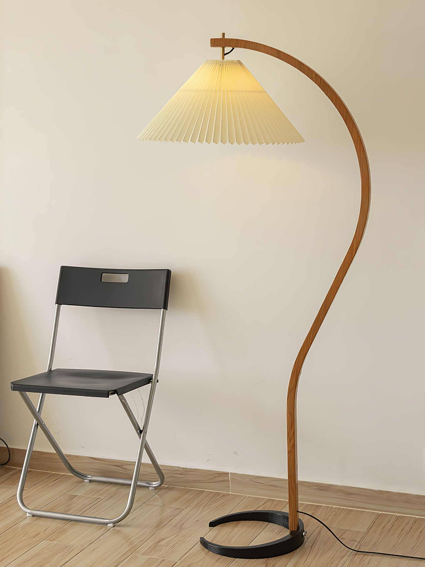 Retro Stehlampe mit geschwungenem Holzfuß & Falt-Lampenschirm – Design Stehleuchte für Wohnzimmer & Leseecke