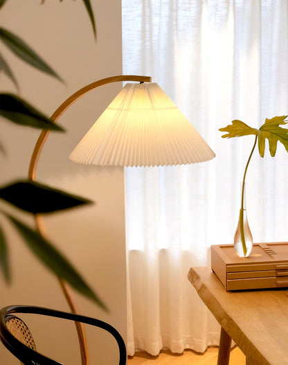 Retro Stehlampe mit geschwungenem Holzfuß & Falt-Lampenschirm – Design Stehleuchte für Wohnzimmer & Leseecke