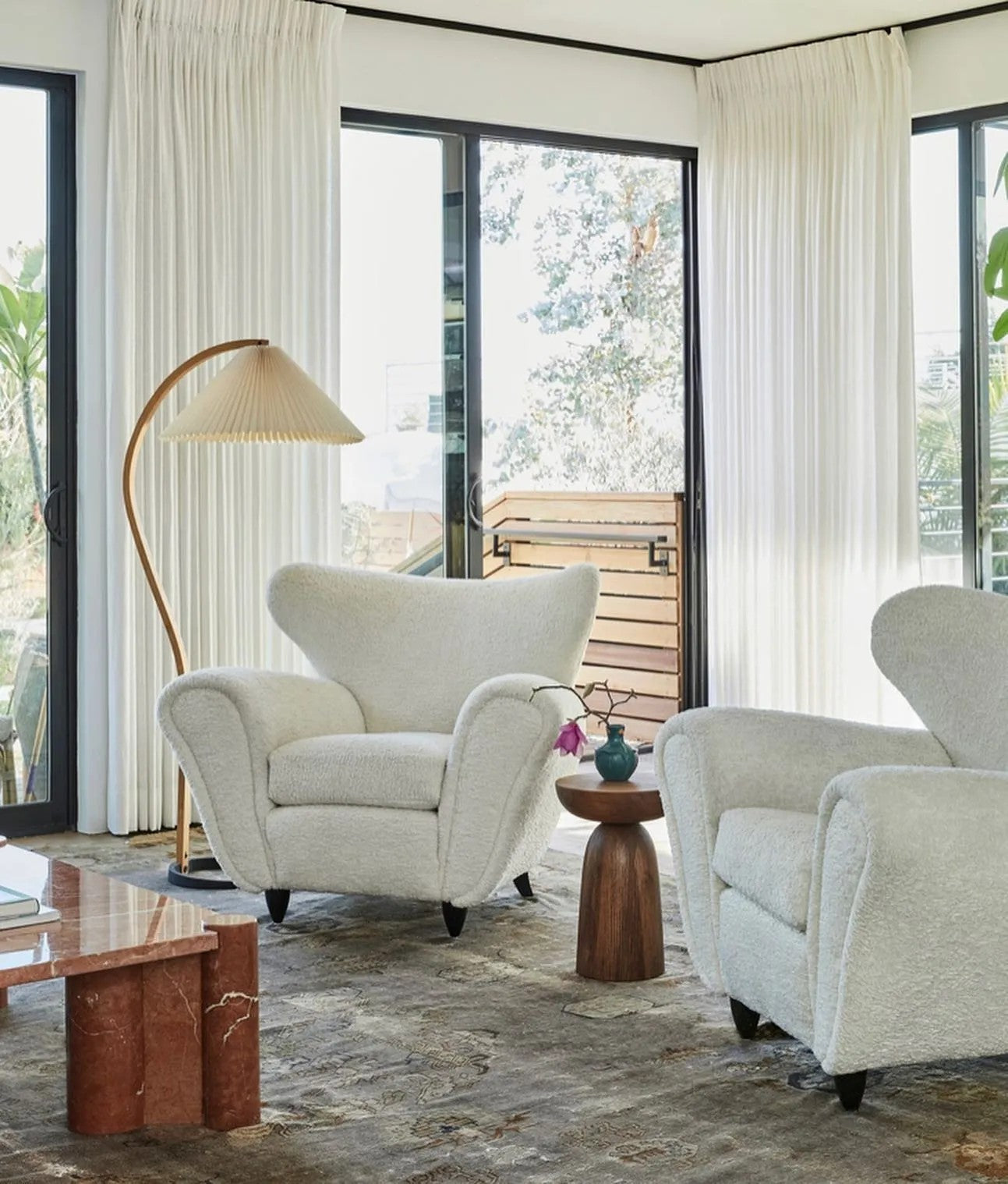 Retro Stehlampe mit geschwungenem Holzfuß & Falt-Lampenschirm – Design Stehleuchte für Wohnzimmer & Leseecke