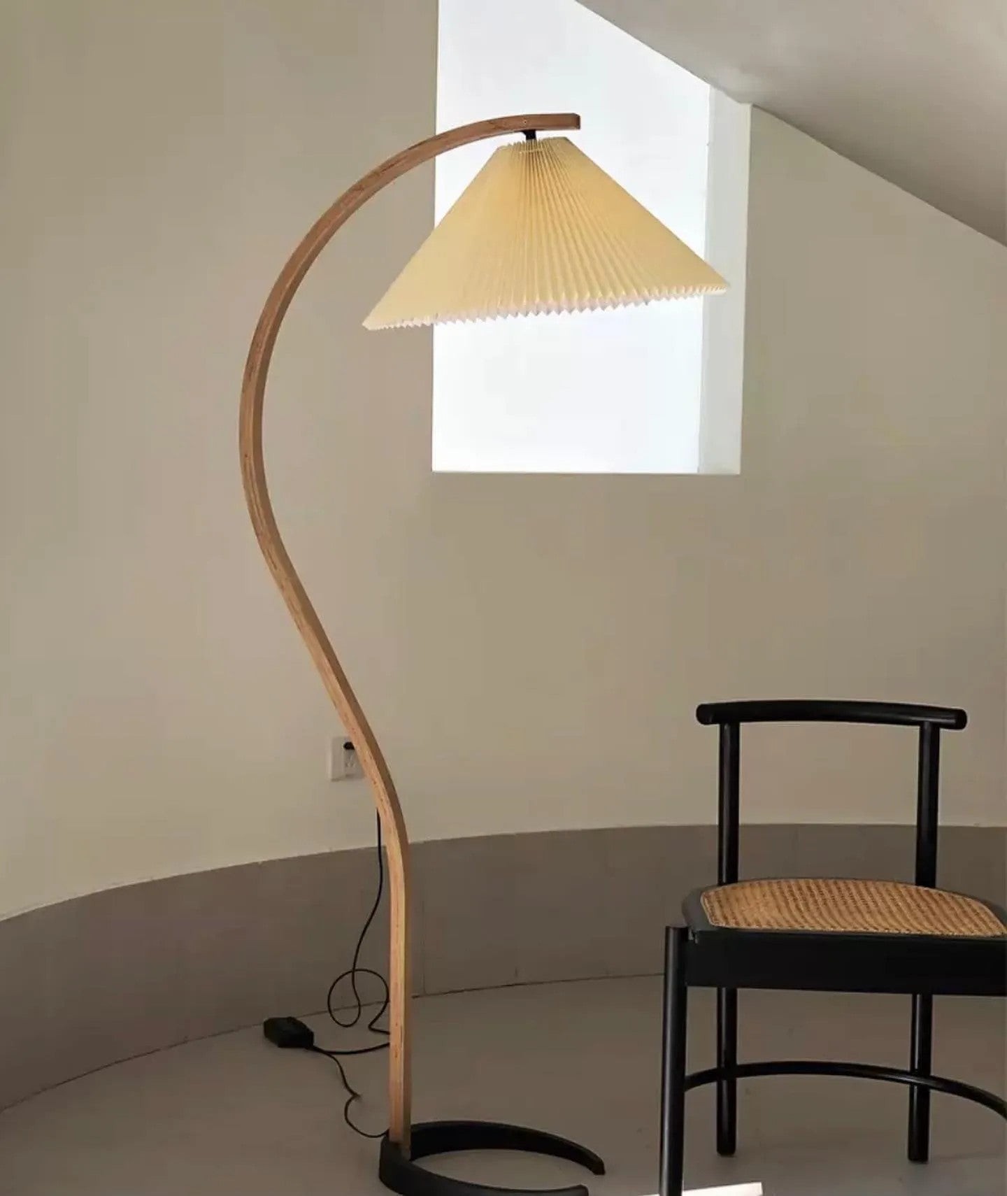 Retro Stehlampe mit geschwungenem Holzfuß & Falt-Lampenschirm – Design Stehleuchte für Wohnzimmer & Leseecke