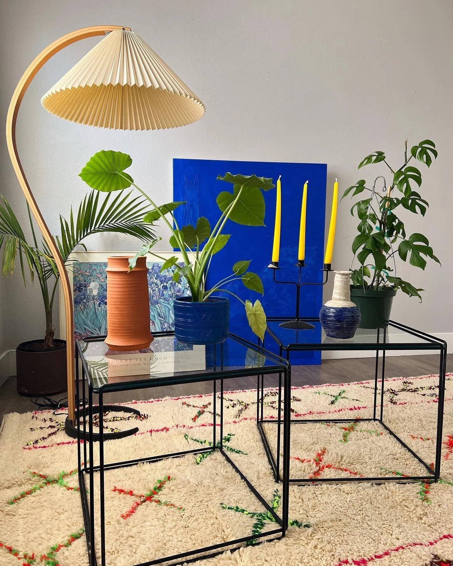 Retro Stehlampe mit geschwungenem Holzfuß & Falt-Lampenschirm – Design Stehleuchte für Wohnzimmer & Leseecke