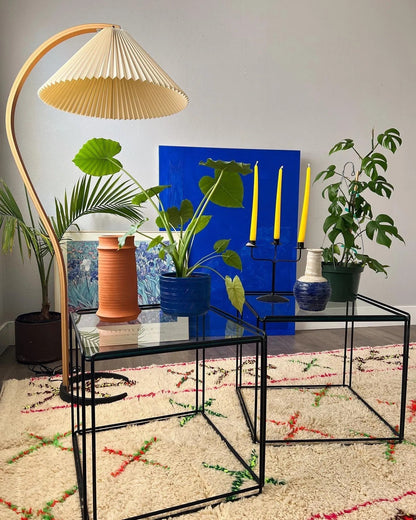 Retro Stehlampe mit geschwungenem Holzfuß & Falt-Lampenschirm – Design Stehleuchte für Wohnzimmer & Leseecke