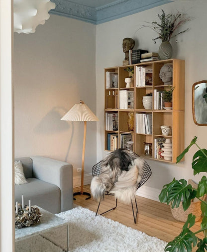 Retro Stehlampe mit geschwungenem Holzfuß & Falt-Lampenschirm – Design Stehleuchte für Wohnzimmer & Leseecke