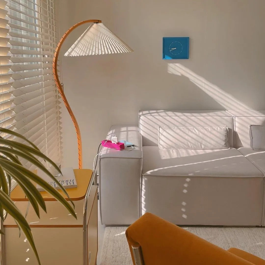 Retro Stehlampe mit geschwungenem Holzfuß & Falt-Lampenschirm – Design Stehleuchte für Wohnzimmer & Leseecke