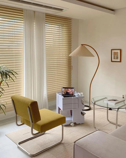 Retro Stehlampe mit geschwungenem Holzfuß & Falt-Lampenschirm – Design Stehleuchte für Wohnzimmer & Leseecke