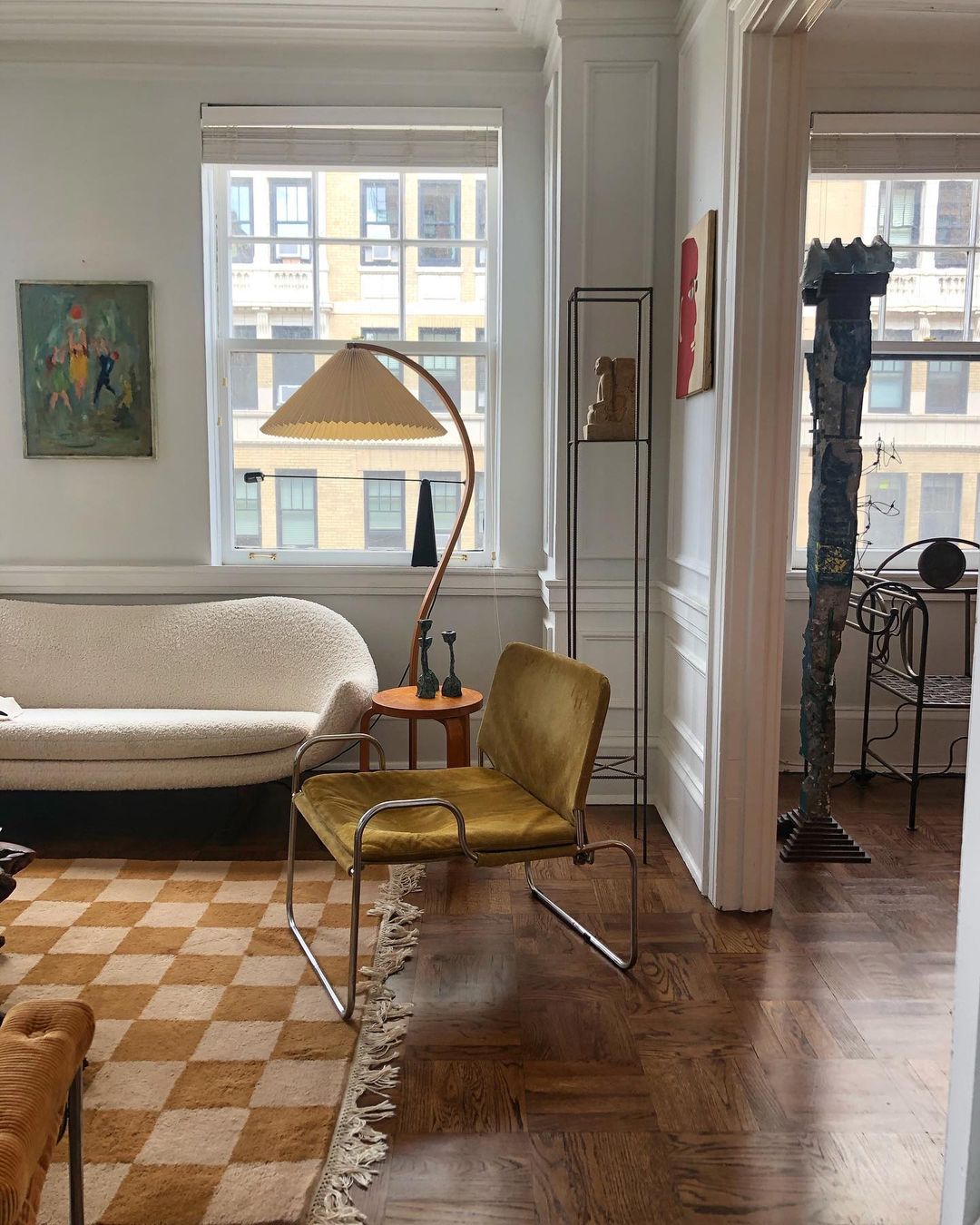 Retro Stehlampe mit geschwungenem Holzfuß & Falt-Lampenschirm – Design Stehleuchte für Wohnzimmer & Leseecke