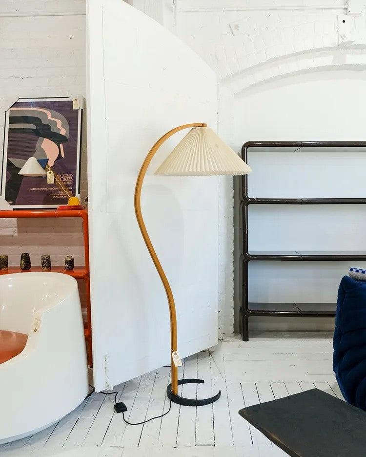 Retro Stehlampe mit geschwungenem Holzfuß & Falt-Lampenschirm – Design Stehleuchte für Wohnzimmer & Leseecke