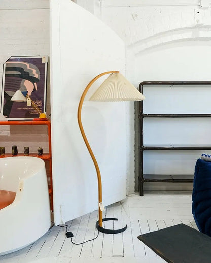 Retro Stehlampe mit geschwungenem Holzfuß & Falt-Lampenschirm – Design Stehleuchte für Wohnzimmer & Leseecke