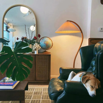 Retro Stehlampe mit geschwungenem Holzfuß & Falt-Lampenschirm – Design Stehleuchte für Wohnzimmer & Leseecke