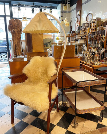 Retro Stehlampe mit geschwungenem Holzfuß & Falt-Lampenschirm – Design Stehleuchte für Wohnzimmer & Leseecke