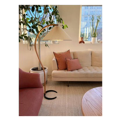 Retro Stehlampe mit geschwungenem Holzfuß & Falt-Lampenschirm – Design Stehleuchte für Wohnzimmer & Leseecke