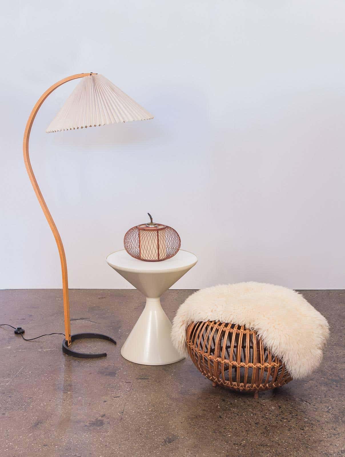 Retro Stehlampe mit geschwungenem Holzfuß & Falt-Lampenschirm – Design Stehleuchte für Wohnzimmer & Leseecke