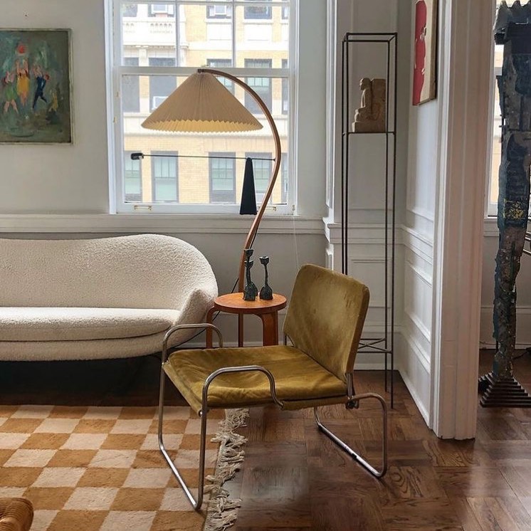 Retro Stehlampe mit geschwungenem Holzfuß & Falt-Lampenschirm – Design Stehleuchte für Wohnzimmer & Leseecke