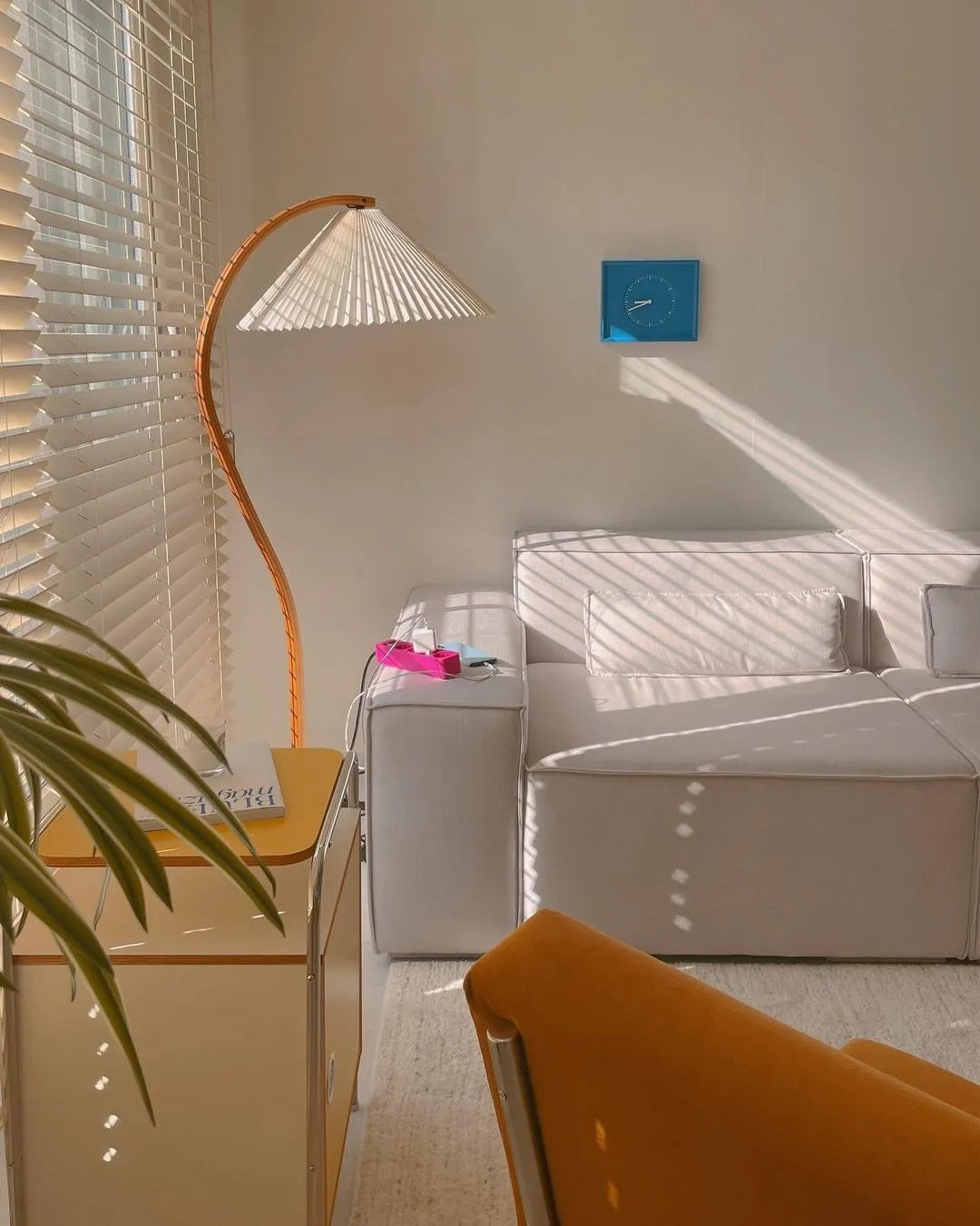 Retro Stehlampe mit geschwungenem Holzfuß & Falt-Lampenschirm – Design Stehleuchte für Wohnzimmer & Leseecke